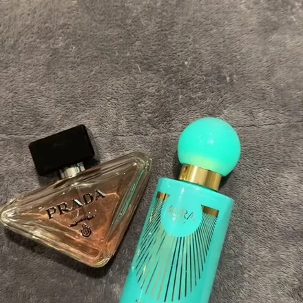 Frasco do Prada Paradoxe ao lado do Afrodite Garden, no vídeo de @mariaaugustareiss